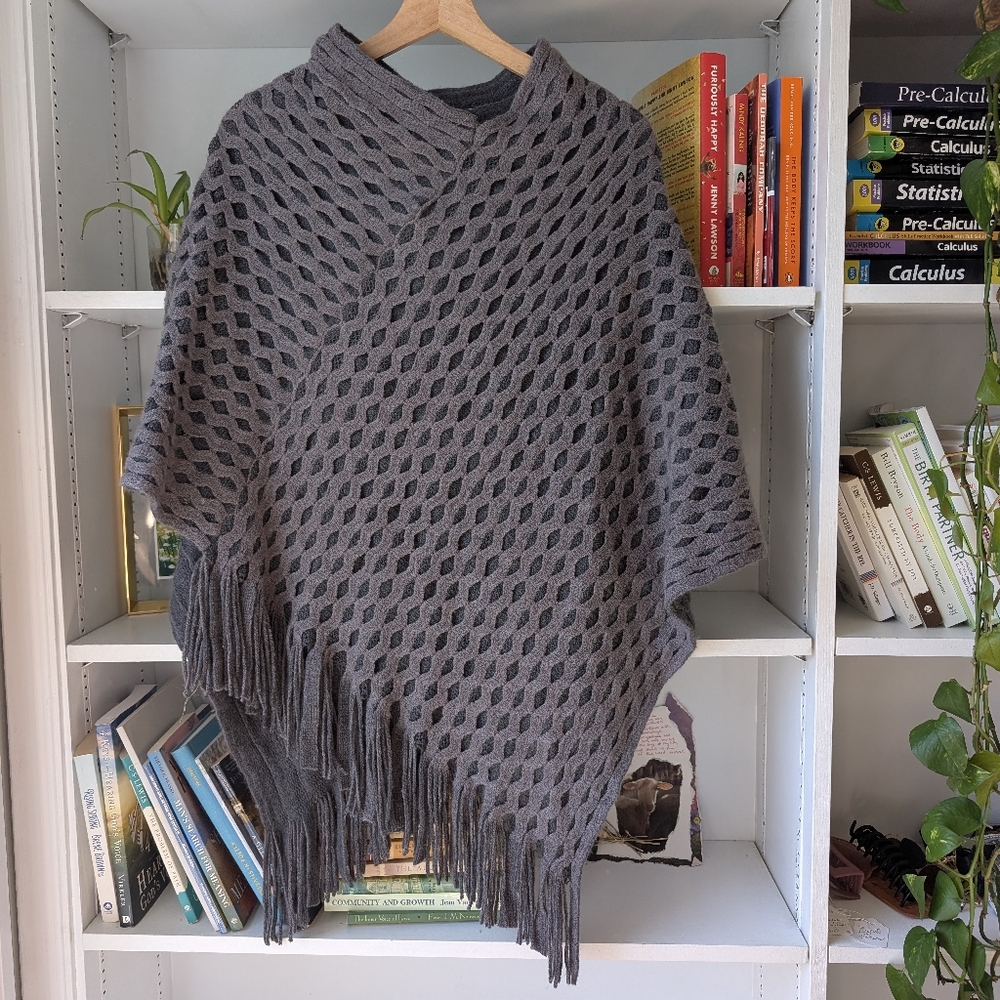 Women's Knit Poncho Fringe Soft Grey Size Medium Y2K Boho Cozy Festival - Picture 6 of 8